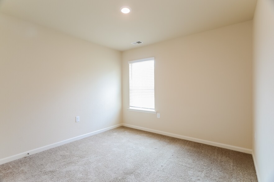 Building Photo - 275 Smith Glen Dr
