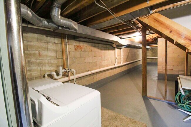 Building Photo - 507 W 4th St