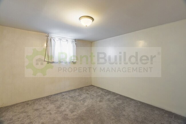 Building Photo - HIPPITY HOPPITY COME LOOK AT THIS PROPERTY!