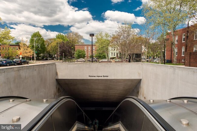 Building Photo - 1211 G St SE