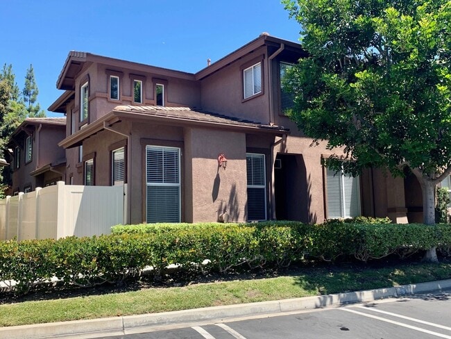 Building Photo - Beautiful Townhouse in Aliso Viejo