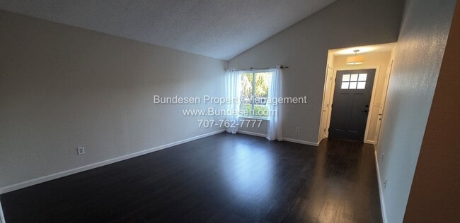 Building Photo - Charming and spacious 3 bedroom, 2 bath si...
