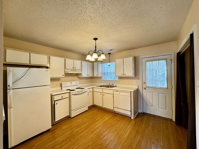 Building Photo - Adorable Duplex- End Unit on Cul-de-Sac