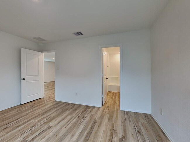 Building Photo - 18714 Mercer Fls Dr