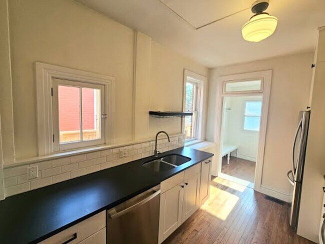 Building Photo - 2073 Emerson St