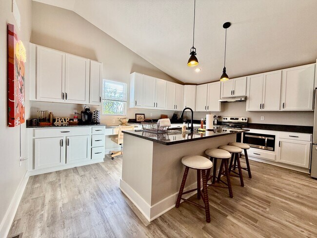 Building Photo - 5 Bed 3 Bath Home With Hot Tub In West Chester, OH