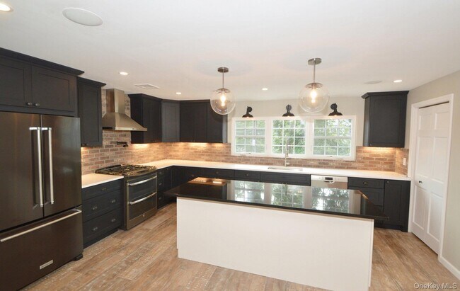 Building Photo - 13 Flower Hill Pl