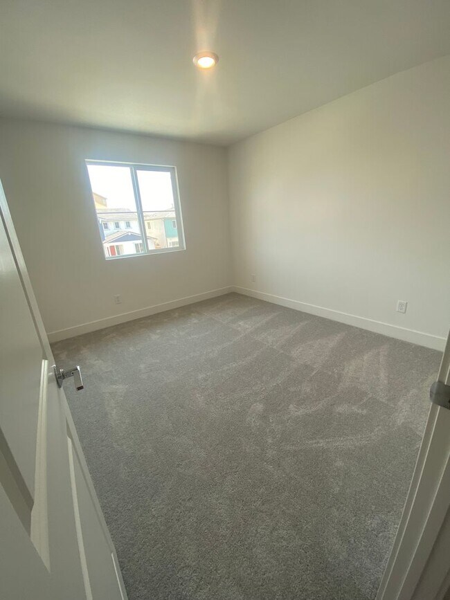 Building Photo - Like New 4 Bedroom Winchester Home Zoned for Temecula Schools