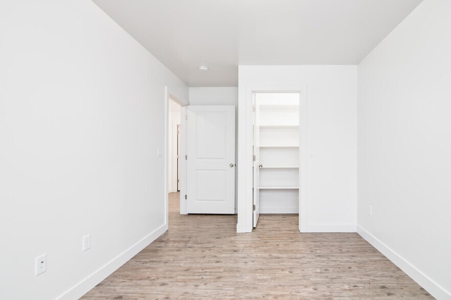 Building Photo - 1055 W Province Way
