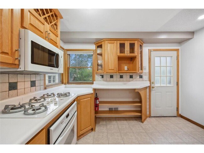 Building Photo - 4 Bed - 2 Bath Brooklyn Park Home with Lar...