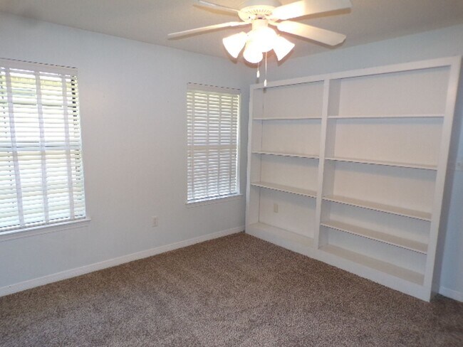 Building Photo - Beautiful 4-Bedroom Home - Heather Oaks