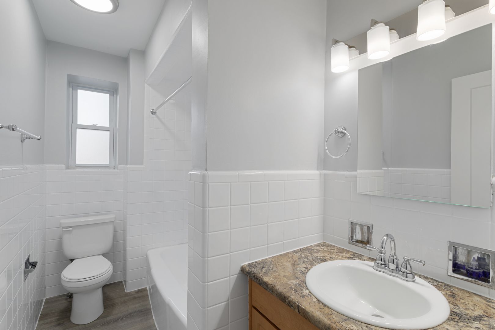 Building Photo - 7639 N Eastlake Ter