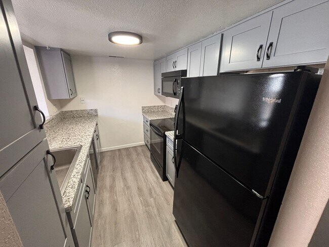 Building Photo - Charming Updated Condominium for Rent in S...