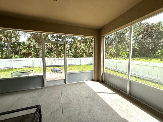 Building Photo - 5997 Ridge Lake Cir