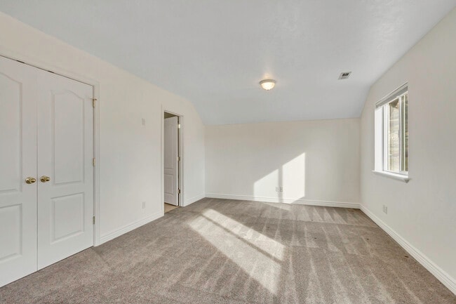 Building Photo - 692 E 180 N