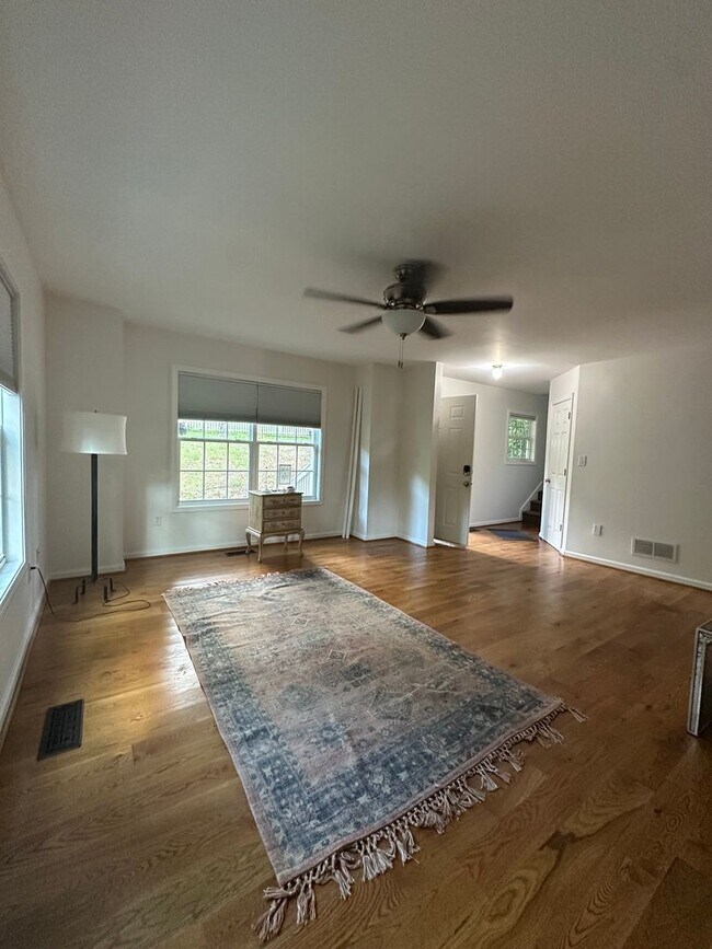 Building Photo - 250 Hodgson Dr