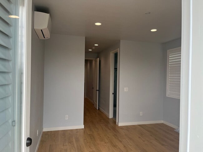 Building Photo - 3 Bedroom/ 3 Bathroom Home in Huntington B...