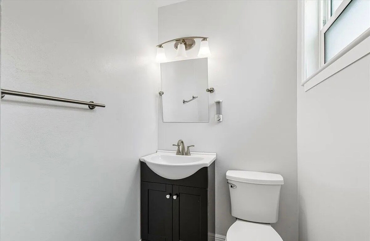 Building Photo - 194 Coral Dr SW