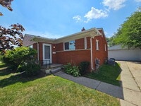 Building Photo - 2 Bedroom, 2 Bath Duplex, Huge Basement with 2-Car Garage – St. Clair Shores