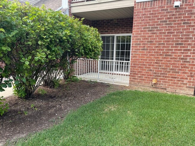 Building Photo - Shelby TWP 2-BR, 2-BA with Attached Garage...