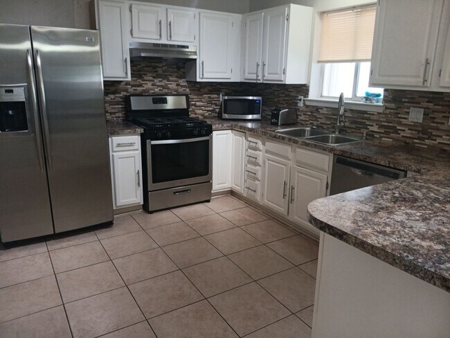 Building Photo - 3 Bedroom, 2.5 Bathroom Home! Schedule a S...