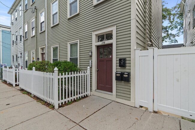 Building Photo - 178 Chestnut Ave