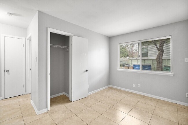 Building Photo - 5605 1/2 Jim Hogg Ave-