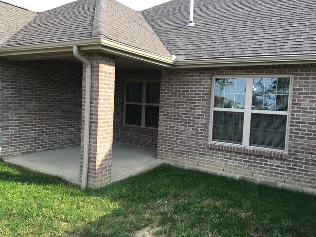 Building Photo - Laurel Creek Apts, 2225/2227 Shamrock Ln