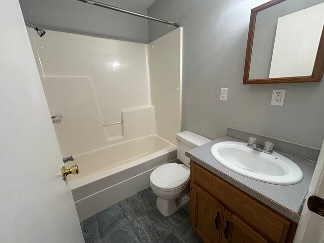 Building Photo - 513 N Maple St