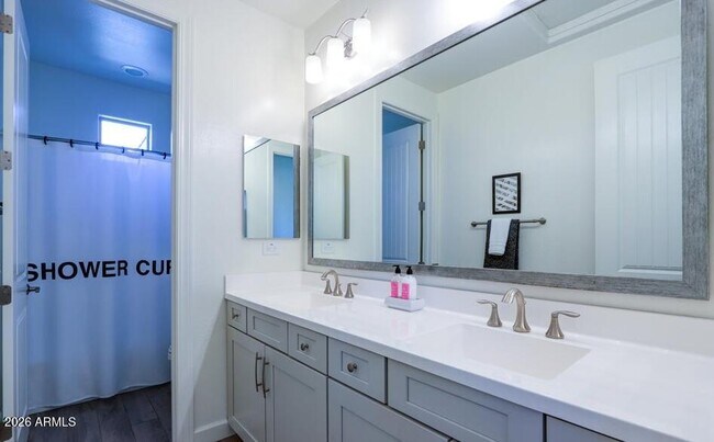 Building Photo - 948 W Yosemite Dr