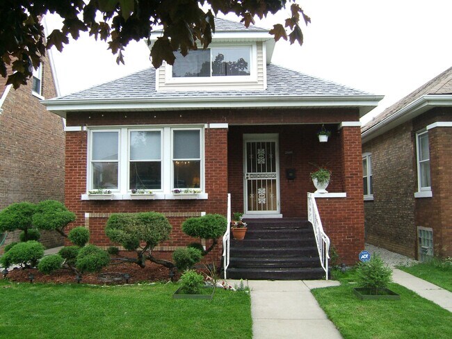 Building Photo - 2930 N Melvina Ave