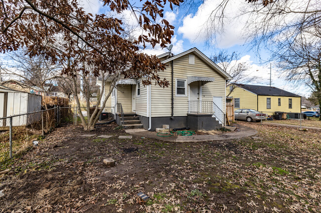 Building Photo - 708 E Woodland Ave