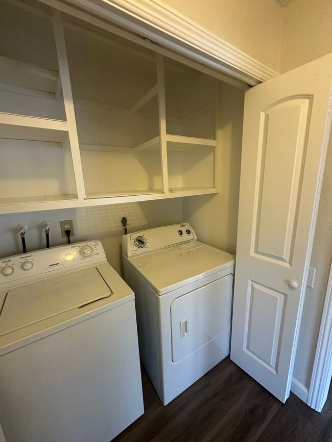 Building Photo - Condo, ready for move-in!