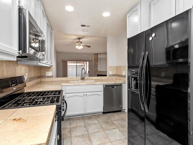 Building Photo - Desireable resort-lifestyle complex in the heart of La Costa!