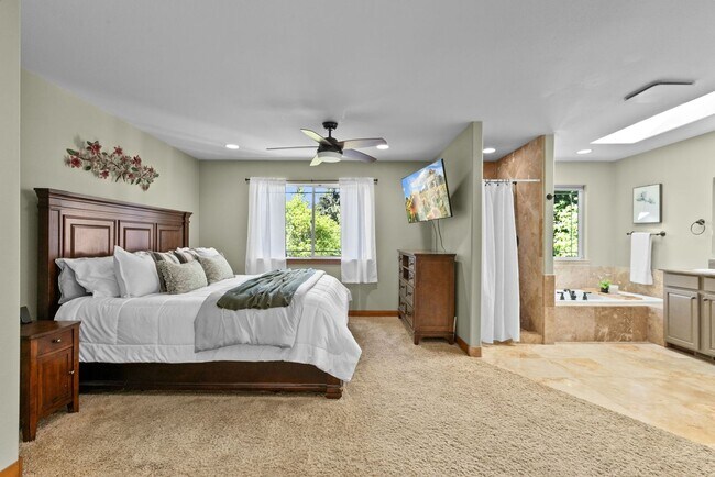 Building Photo - 3 Bed, 3 Bath Custom Built Home in Sudden Valley