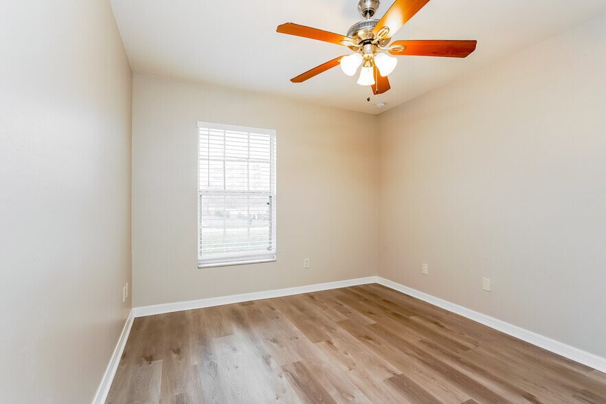 Building Photo - 5210 6th St W