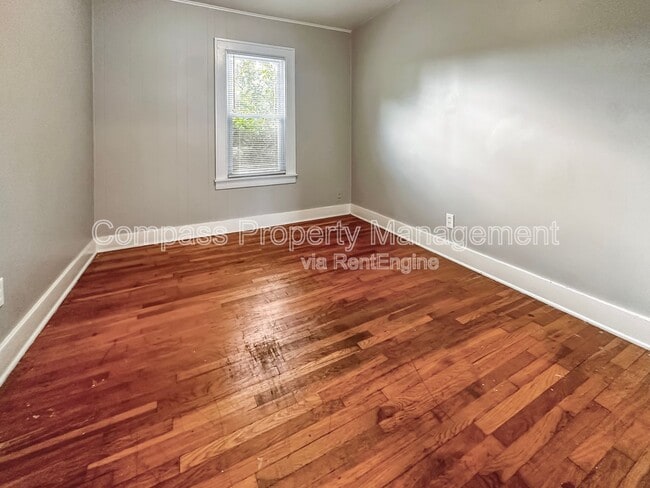 Building Photo - 707 Knapp St NE