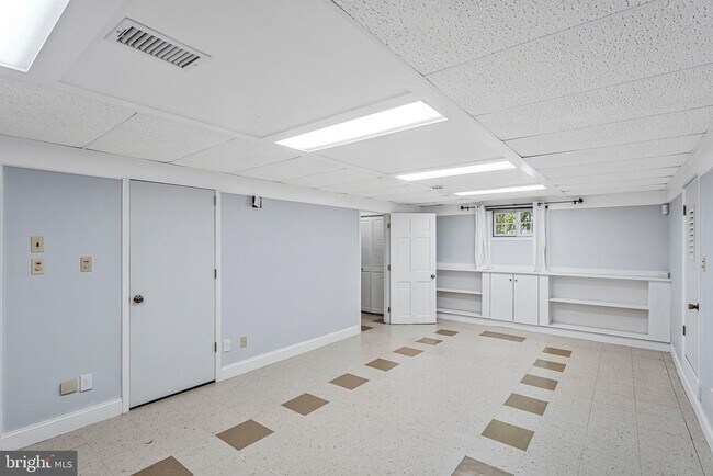 Building Photo - 4401 Davenport St NW