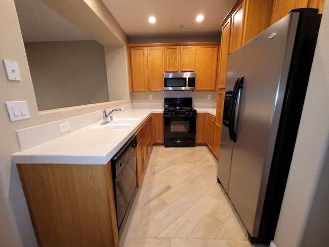 Building Photo - Elk Grove Condo Condo