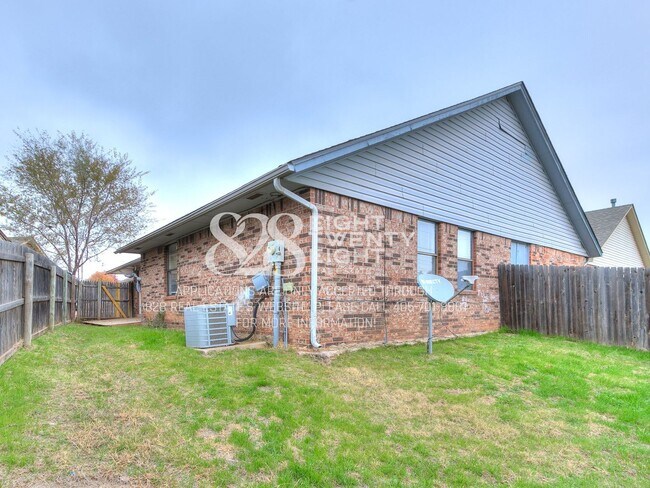 Building Photo - Now Touring & Available for Move in! 3 Bed/1.5 Bath Duplex in West Norman!