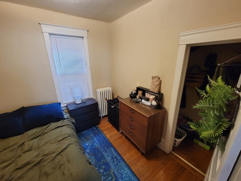 Building Photo - 1127 E 6th St