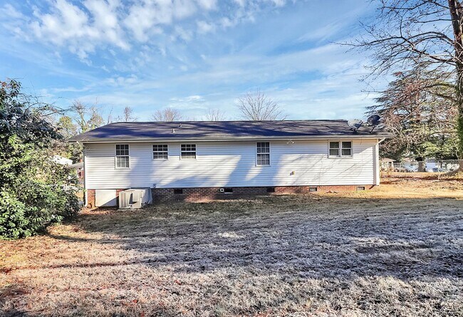 Building Photo - Newly renovated home - 3 Bed/2 Bath