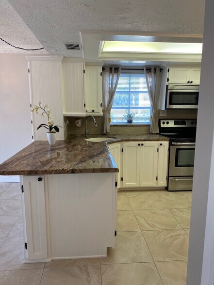 Building Photo - 5 High Point Cir W