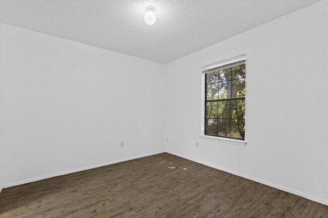 Building Photo - 6300 London Dr