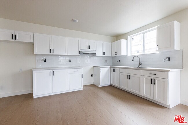 Building Photo - 948 E 21st St