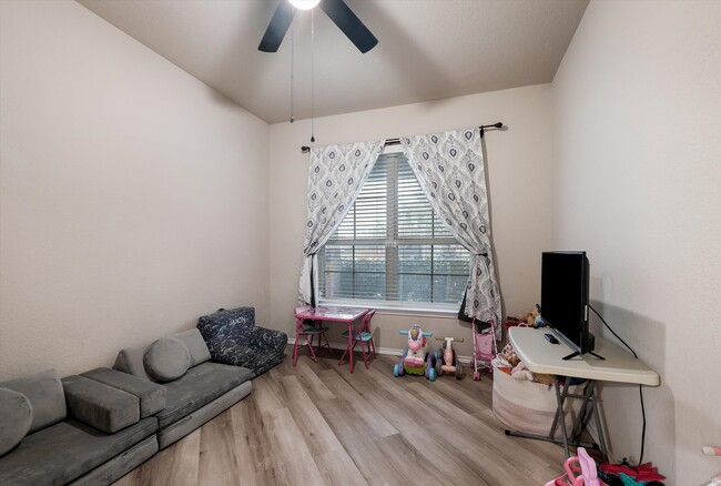 Building Photo - 5802 Acacia Farm