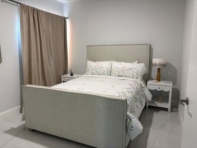 Building Photo - 2650 Lake Shore Dr