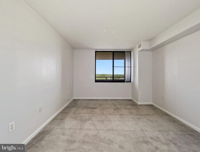 Building Photo - 10101 Grosvenor Pl