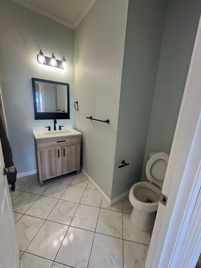 Building Photo - 21 W 6th St