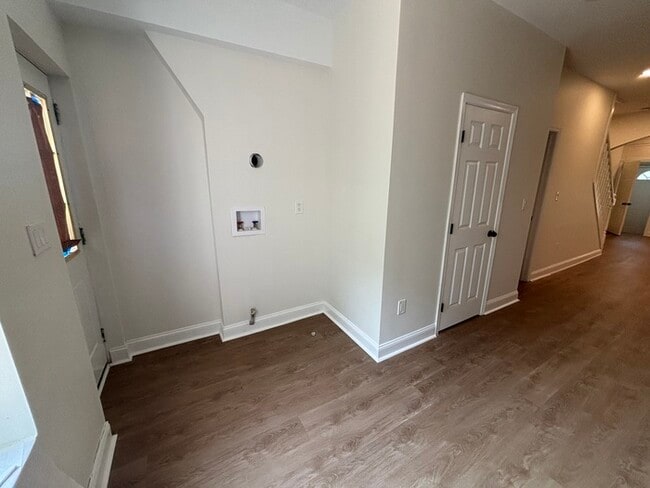 Building Photo - Rehabbed 4 bedroom Townhome
